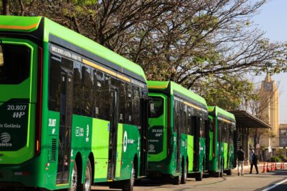 Caiado entrega 60 ônibus do transporte coletivo