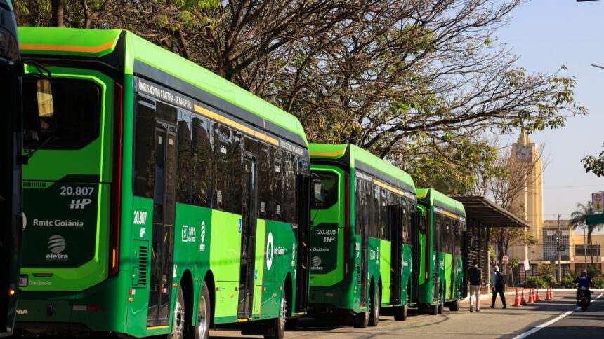 Caiado entrega 60 ônibus do transporte coletivo